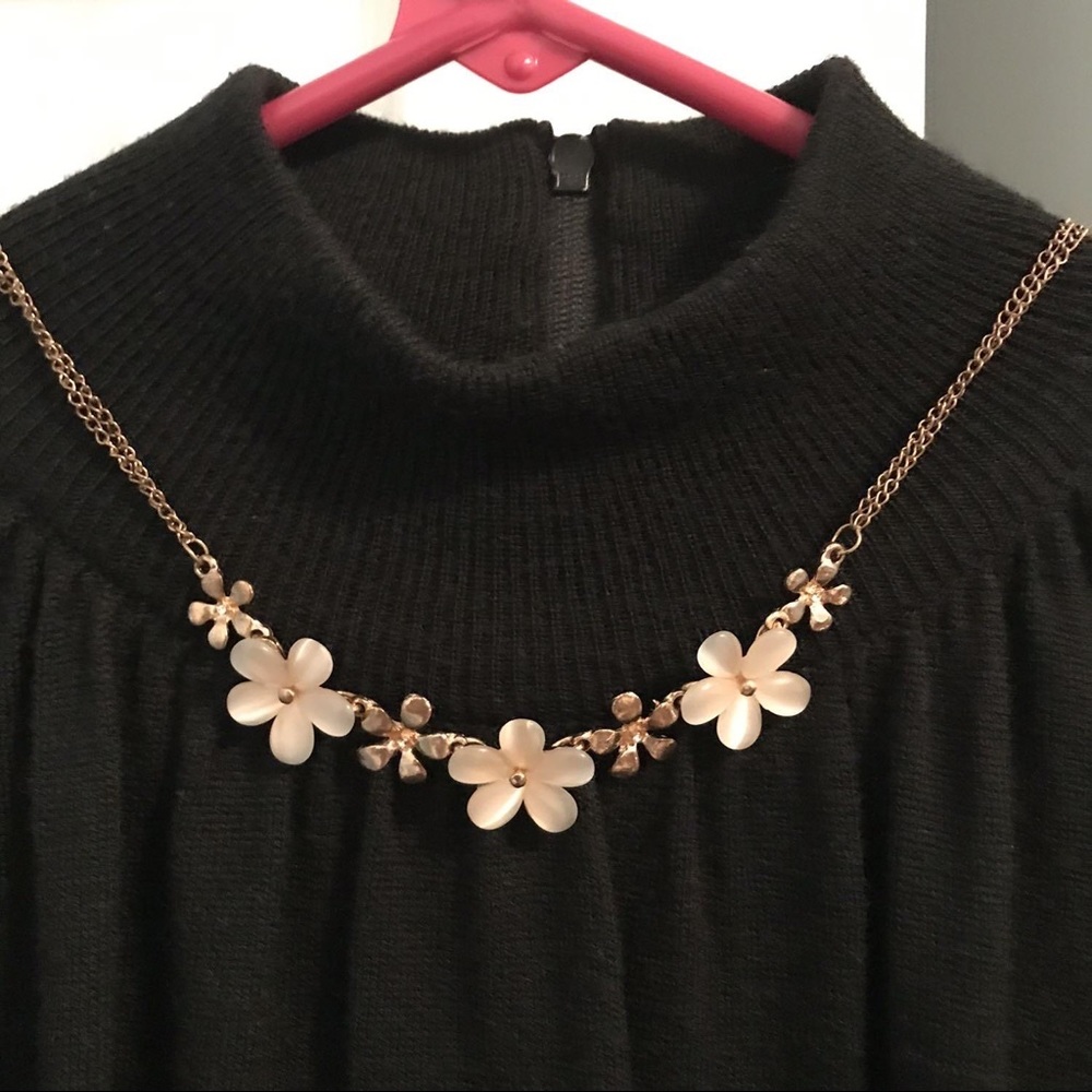 ☀️ Floral necklace in cream and gold colours.